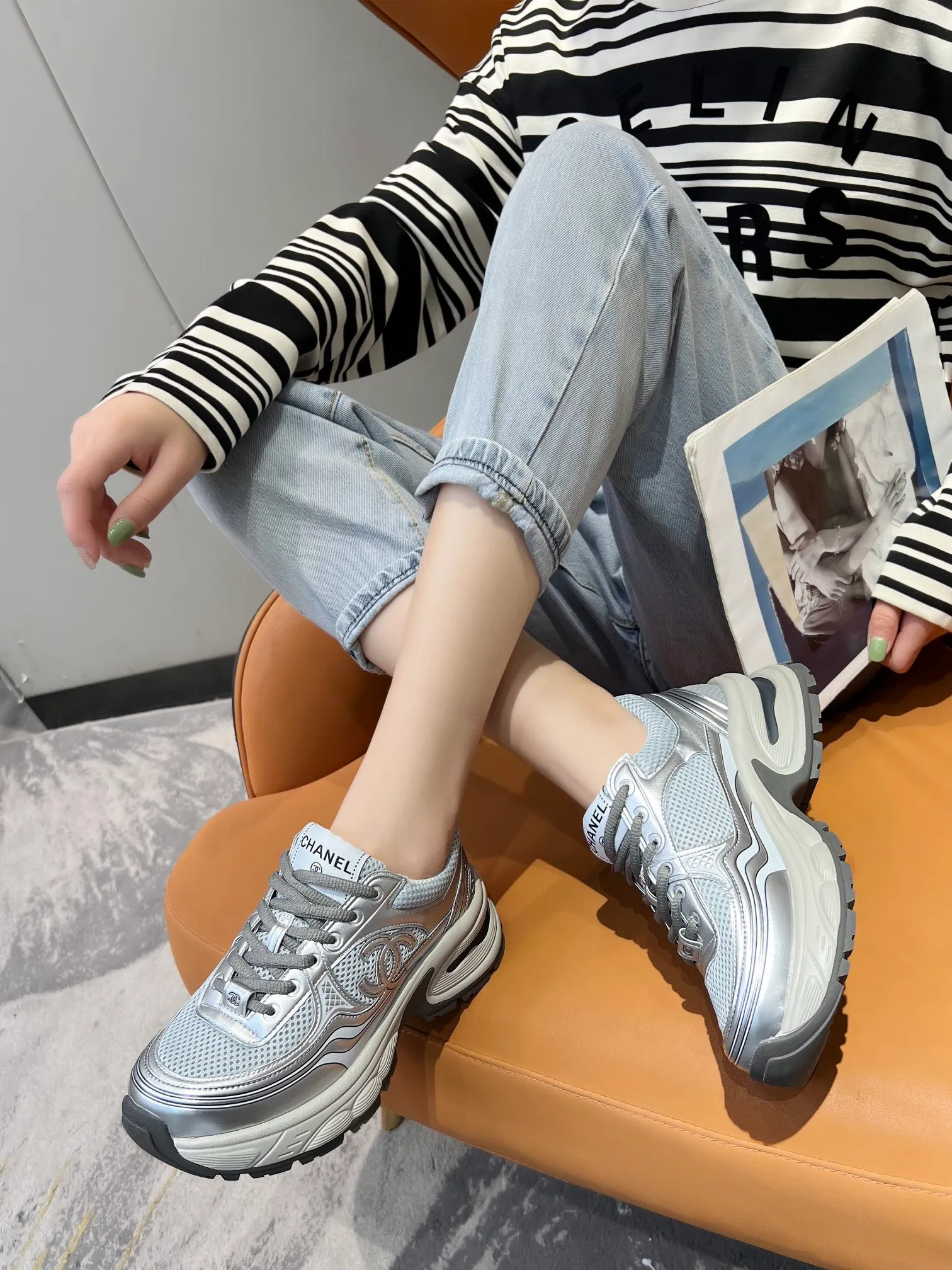 👟👟Ex-factory price 640👟👟 Women's shoe factory chanel Chanel early spring vacation series latest casual sports shoes silver white, gold white, silver gray, black and red! Incomparably beautiful and easy to wear, very light, the lining is also super soft, super comfortable, the upper is breathable, the color is high-end and durable, versatile. Upper: cowhide and cloth stitching. Inner: breathable mesh. Original foam combination outsole. Size: 35-40.